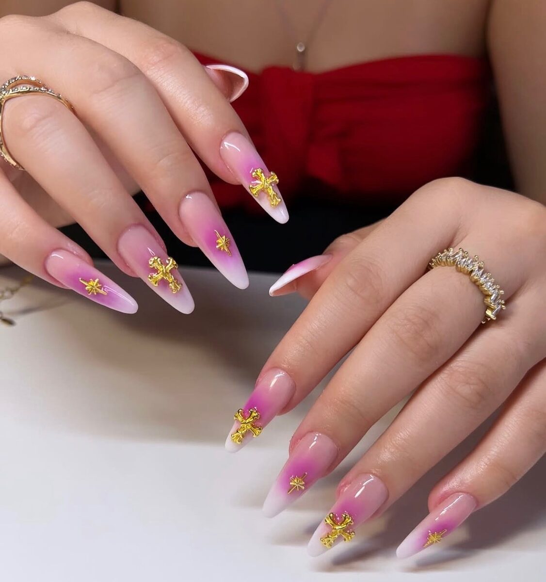 Nail art sophistiqué ombré rose et dorures par Studio by Sab